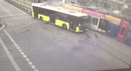 Tranvía arrastra varios metros a autobús en Estambul (VIDEO)