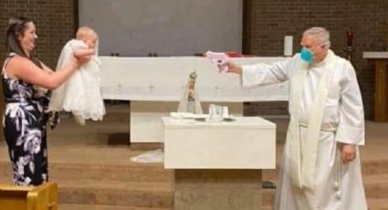 ¿Miedo al Covid-19? Sacerdote bautiza a niño con pistola de agua