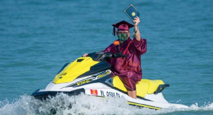 Celebran su graduación en motos de agua para evitar el COVID-19