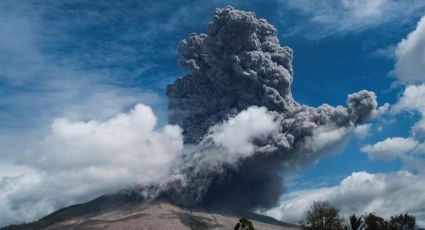 ¡2024 viene con todo!...erupción volcánica en Indonesia afecta a mil 500 personas