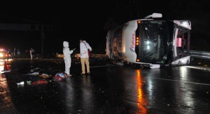 Mueren 10 pasajeros al accidentarse autobús en La Marquesa