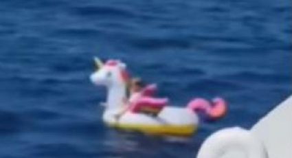 Captan rescate de niña arrastrada por el mar con su flotador de unicornio