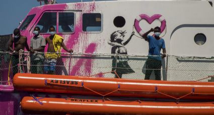 Rescatan a 49 migrantes de barco financiado por Banksy