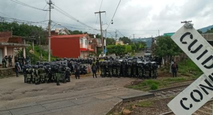 Normalistas se enfrentan con antimotines en vías de Uruapan
