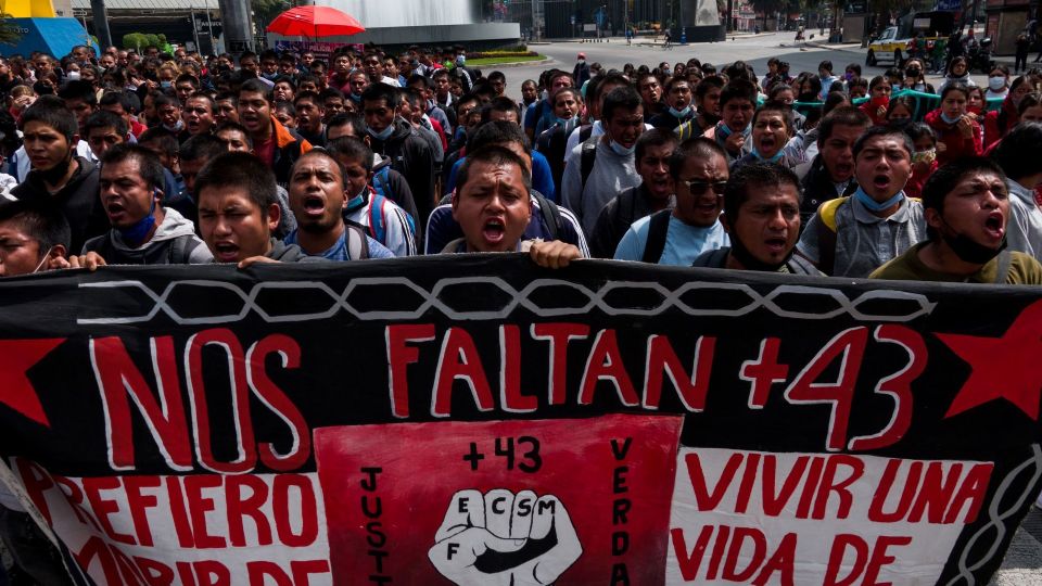 Normalistas gritan consignas en el antimonumento +43 en Paseo de la Reforma y Bucareli