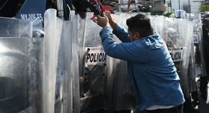 Gaseros se enfrentan contra policías antimotines en la Sener