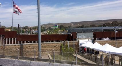 Captan fotos de paneles de acero en el muro fronterizo entre México y EU