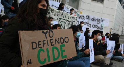 Denuncian estudiantes del CIDE destitución de maestra que fungía como enlace con autoridades 