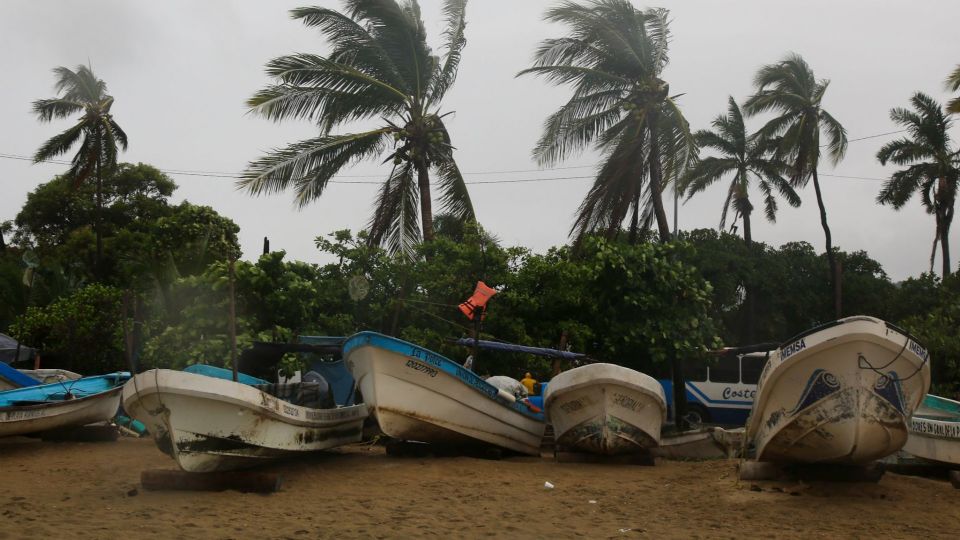 La tormenta tropical 'Blas' se convierte en huracán categoría 1 en el Pacífico.