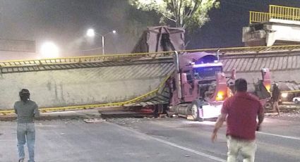 Cae puente peatonal sobre tráiler en la carretera México-Texcoco