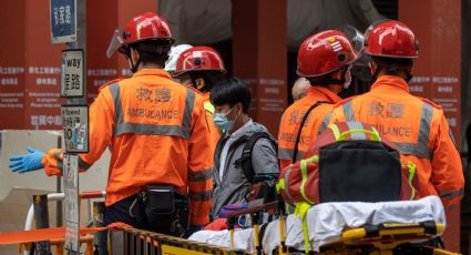 Aparatoso incendio en el World Trade Center de Hong Kong; rescatan a mil 200 personas
