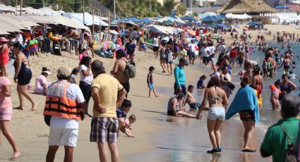 Turistas abarrotan playas de Acapulco sin medidas sanitarias por Covid-19