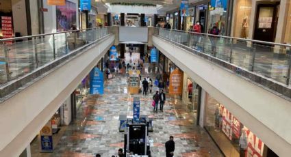 Reabren los centros comerciales; clientes hacen largas filas