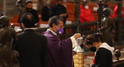 Reciben católicos ceniza de manera inusitada ante pandemia