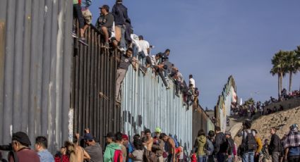 Rescatan a ocho migrantes que intentaban brincar el muro fronterizo