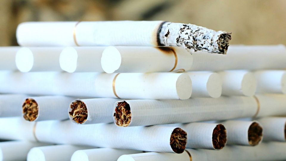 Pequeños comerciantes alertan sobre alza de consumo de cigarros ilegales.