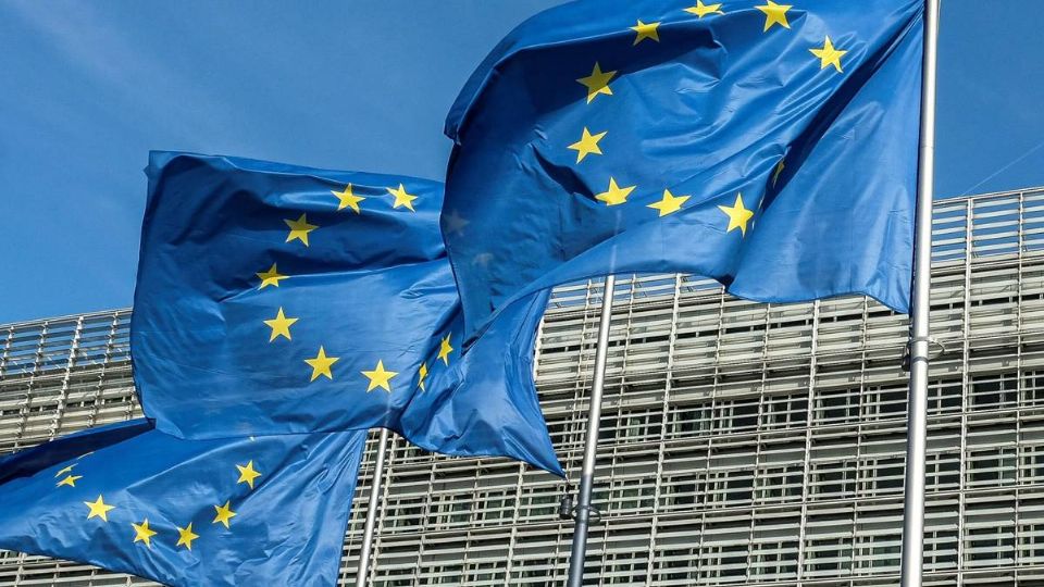 Tres banderas de la Unión Europea ondean frente al edificio Berlaymont, sede de la Comisión Europea en Bruselas