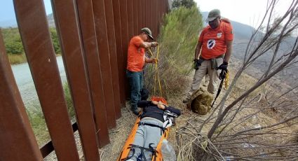 Rescatan a mexicano que cayó de muro fronterizo