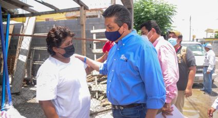 Francisco Cabeza de Vaca entrega ayudas a familias afectadas por inundaciones en Matamoros