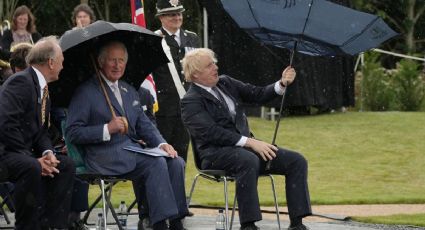 Boris Johnson se pelea con paraguas… al estilo ¡’Mr. Bean’!