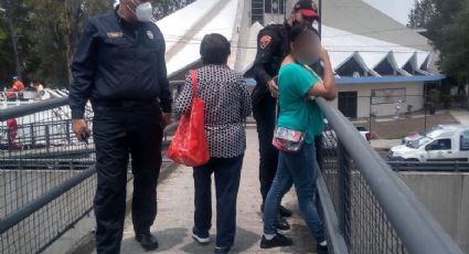 Policías evitan que una joven se arroje de puente peatonal en Álvaro Obregón