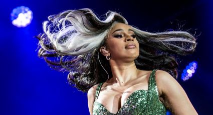 Cardi B explota en pleno concierto y agrede a fan: VIDEO