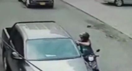 Atacan a motociclista durante intento de asalto a conductor: VIDEO