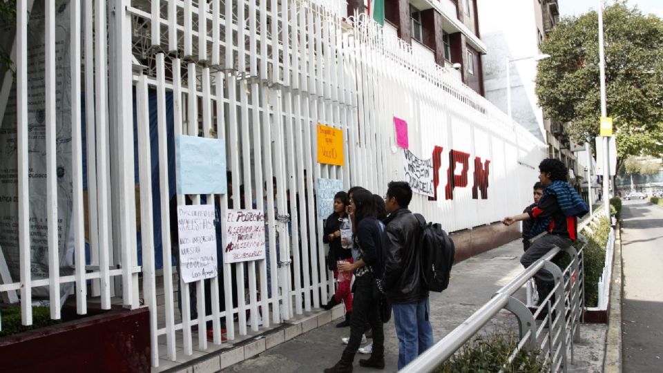 UNAM y el IPN colocan bandera rojinegras
