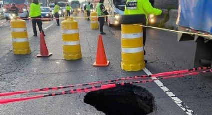 Socavón en calzada Ignacio Zaragoza provoca intenso tráfico