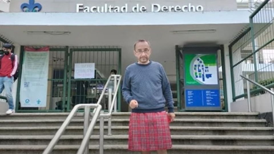 Un profesor de la Facultad de Derecho de la Universidad Veracruzana, convocó a los hombres a llevar falda a la escuela.