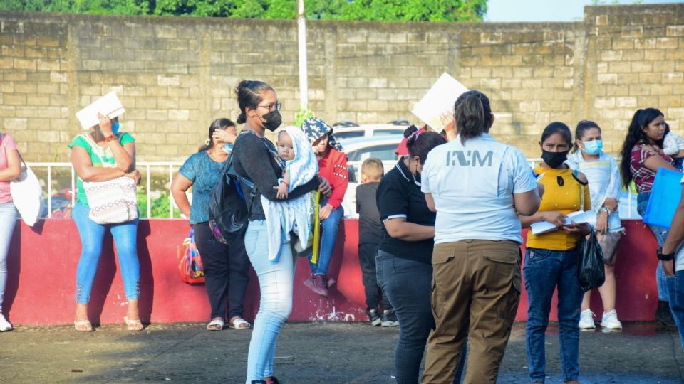 Migrantes acampan afuera de la Estación Migratoria Siglo XXI.