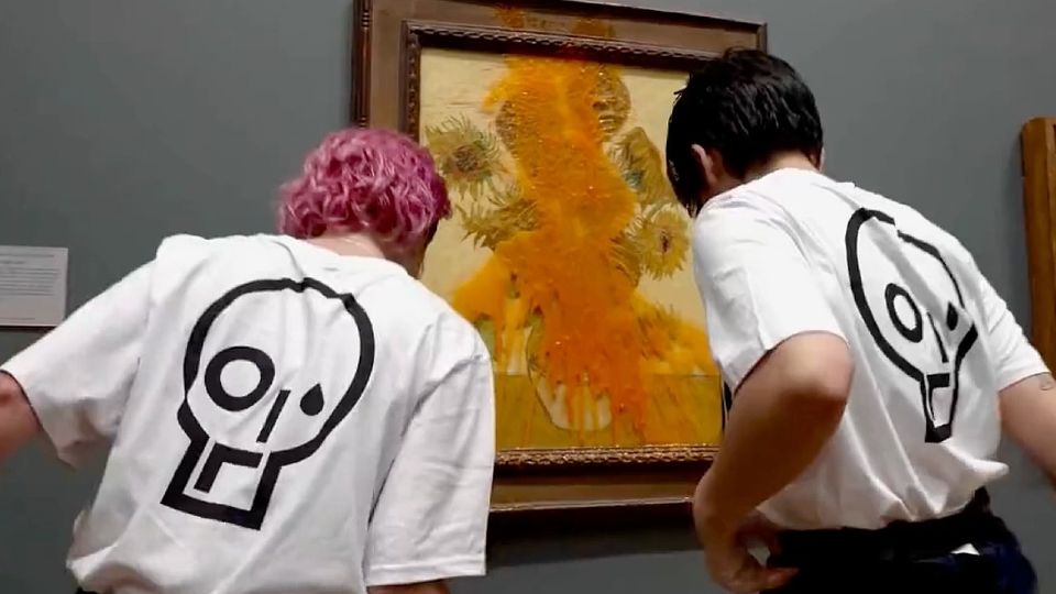 Momento en que activistas lanzaron sopa de tomate al famoso cuadro de Van Gogh.