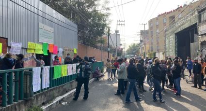 Protestan padres de familia en secundaria en Iztacalco por temas de inseguridad