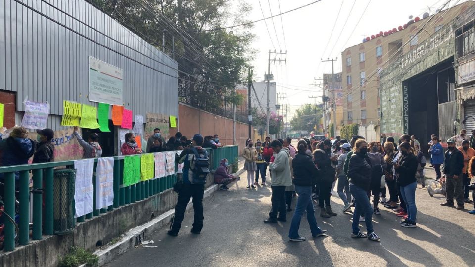 Padres protestan a las afueras de la secundaria