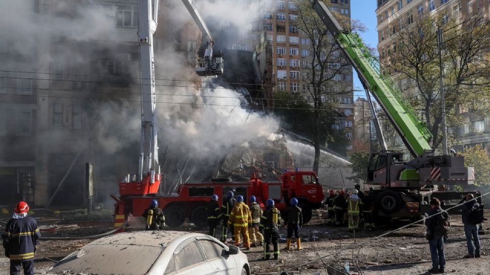 Bomberos trabajan para apagar el fuego en un edificio residencial que quedó destruido tras un ataque con drones de Rusia