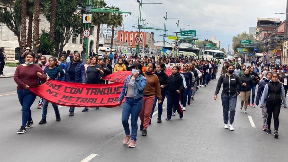 Estudiantes normalistas de Puebla marchan por calles de la CDMX.