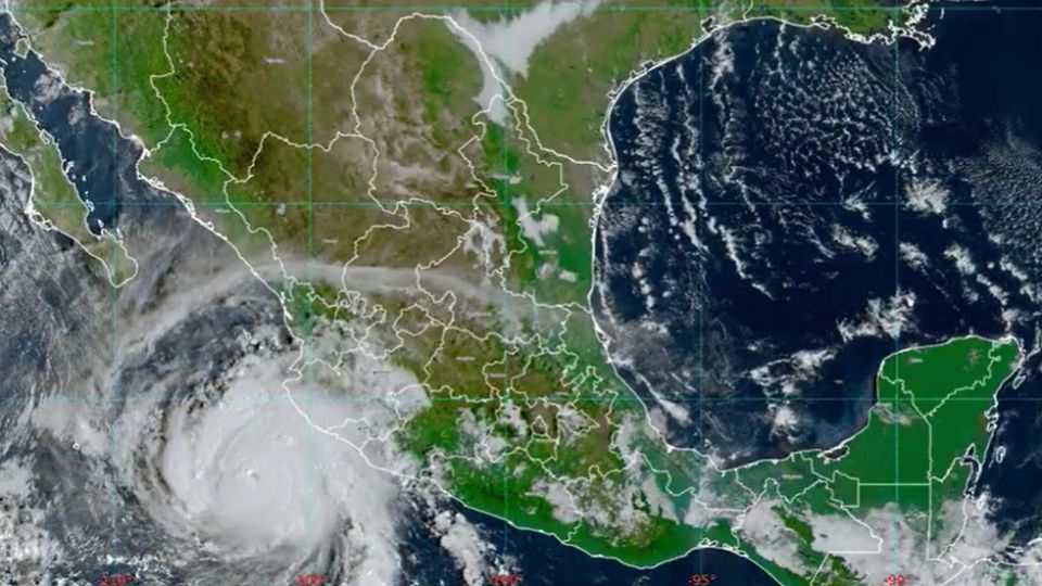 El huracán 'Roslyn' se mantiene cerca de costas mexicanas.