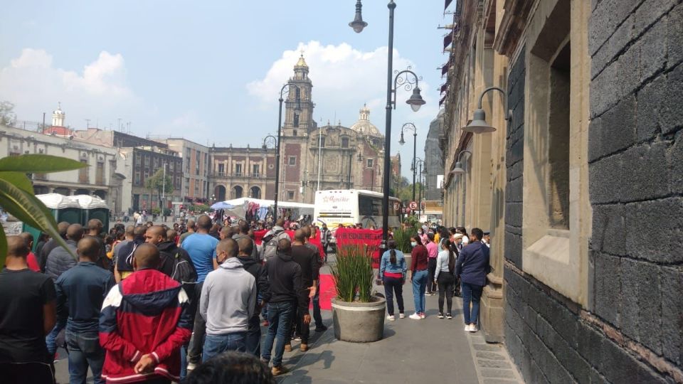 Los normalistas se plantaron frente al edificio de la SEP