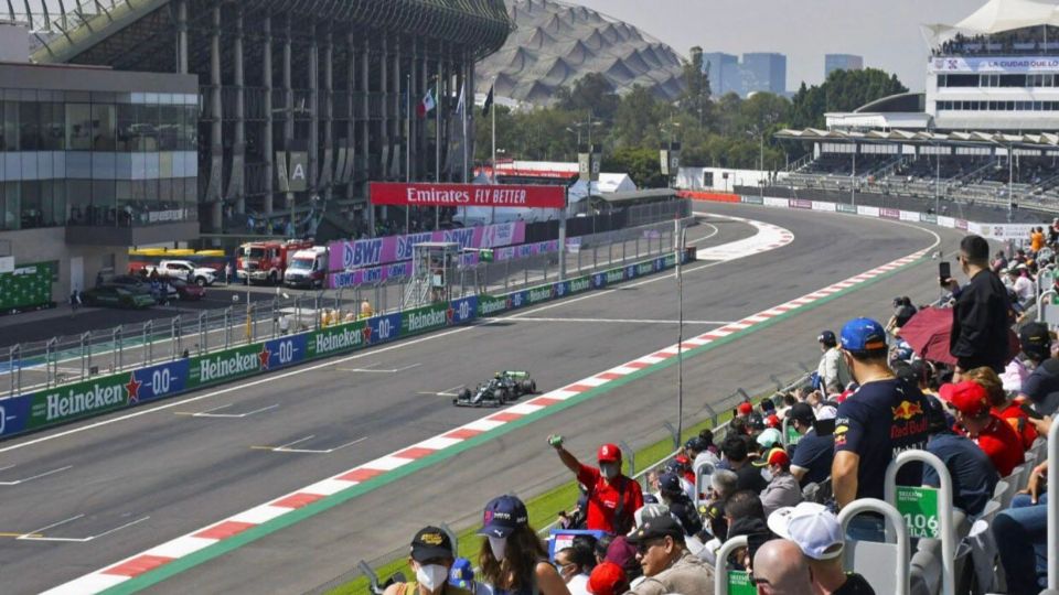 Los oficiales también realiza acciones de seguridad en vías que conducen al lugar del evento.