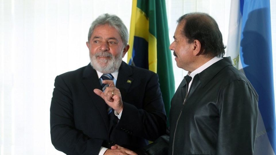 Daniel Ortega estrechando la mano de Lula Da Silva