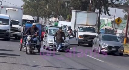 Mototaxis golpean a conductor a plena luz del día en el Edomex: VIDEO