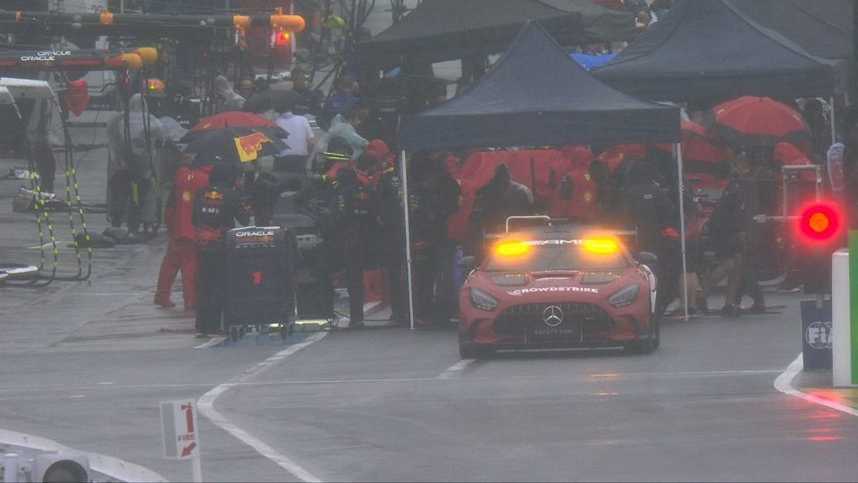GP de Japón de Fórmula 1 está detenido por la lluvia.
