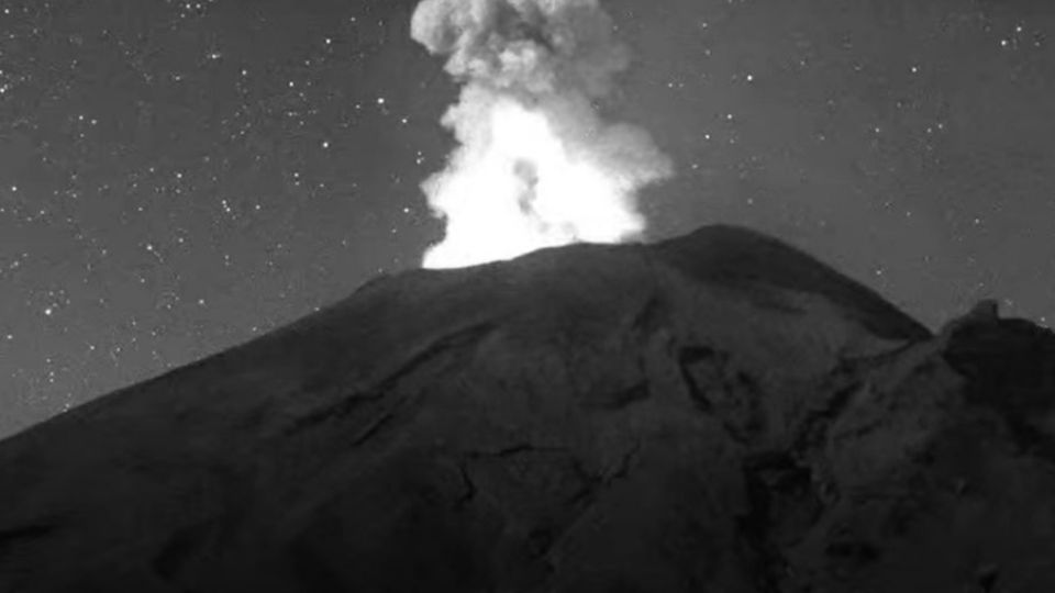 Volcán Popocatépetl anochece junto a varias estrellas fugaces.