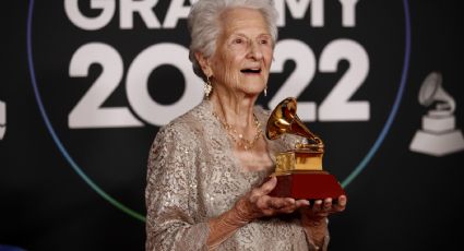 Latin Grammy: Ángela Álvarez recibe el premio como ‘Mejor Nueva Artista’ a sus 95 años