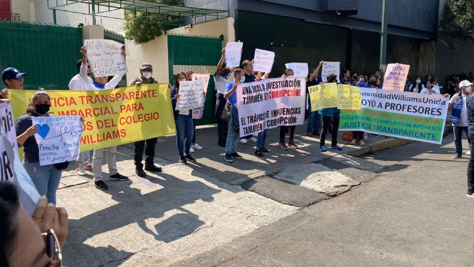 Compañeros de la maestra de natación y del guardavidas del Colegio Williams dan muestras de apoyo.