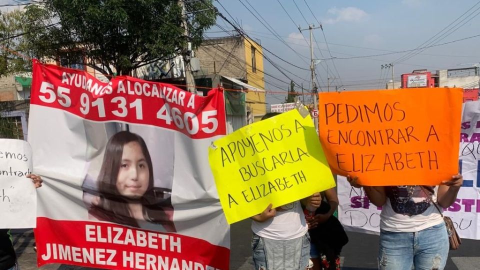 Padres y familiares de Elizabeth piden ayuda a las autoridades para dar con el paradero de su hija.