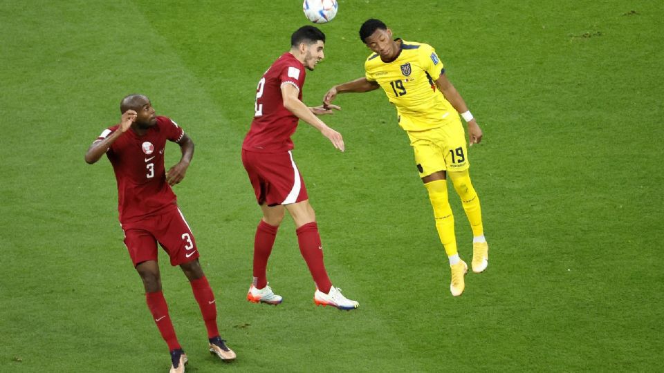 Ambas selecciones se disputaron el balón en el primer encuentro de Qatar.