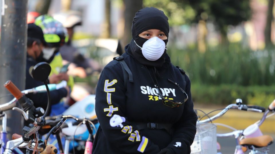 Una mujer pasea por la CDMX, en medio del frío.