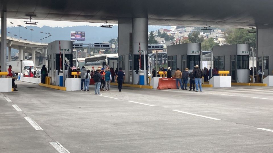 Maestros disidentes de Guerrero toman las casetas de cobro de la México-Cuernavaca.