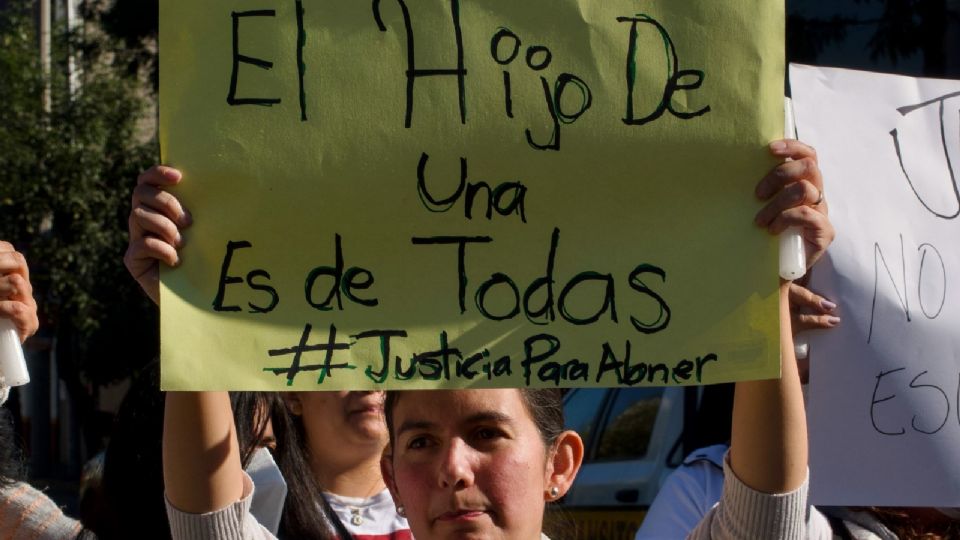 Mujeres se manifiestan por muerte de menor y supuesto caso de aviso sexual en el Colegio Williams.